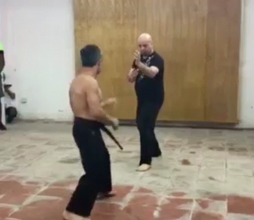 man ti thi cua vo su vinh xuan voi cao thu karate