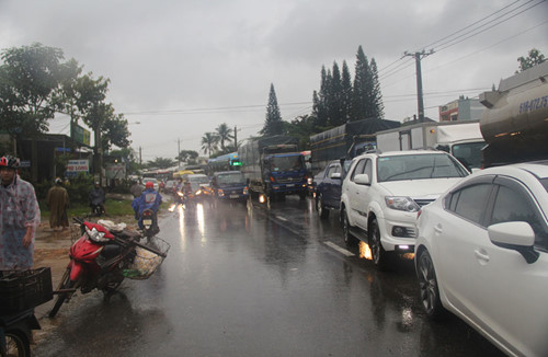 quoc lo 20 bien thanh song suot 10 ngay xe noi duoi gan 5km