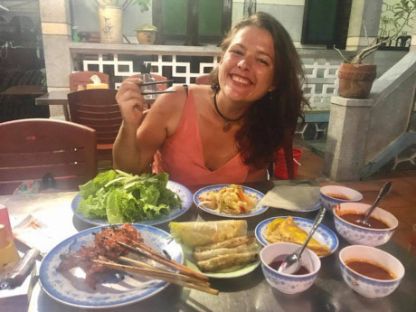 nu du khach bi mat trom xe dap toi se den viet nam lam viec