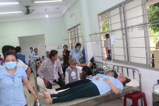 hon 100 cong nhan ngo doc phai nhap vien sau bua com