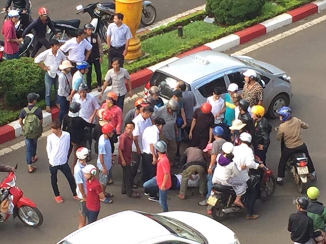 tranh cai sau va cha m giao thong ta i xe taxi ui doi thu gay tay