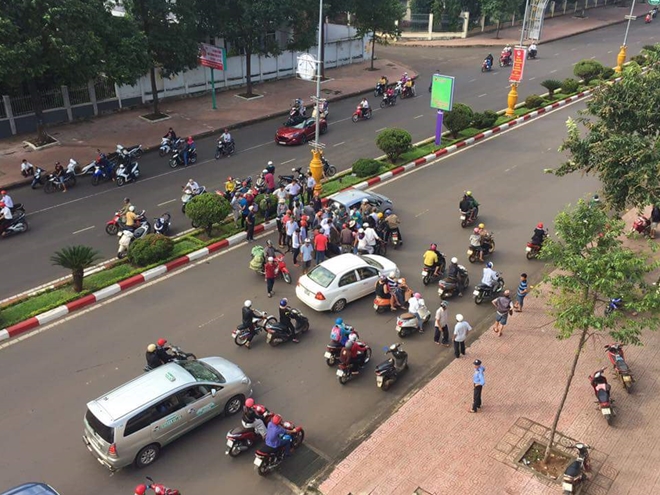 tranh cai sau va cha m giao thong ta i xe taxi ui doi thu gay tay