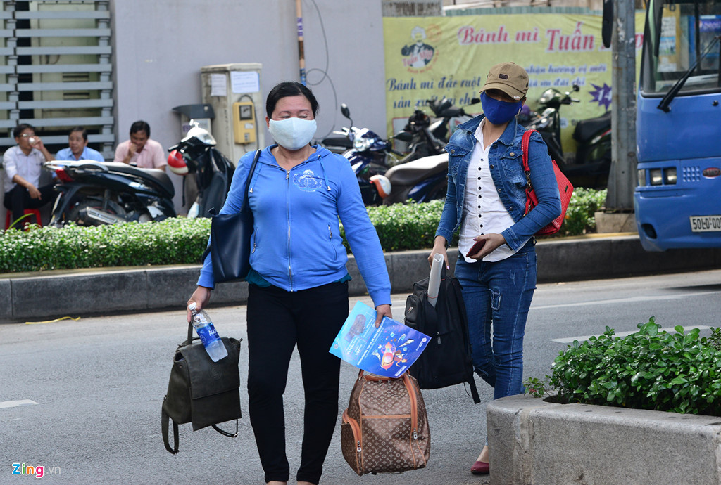 phu huynh ngu guc doi thi sinh thi hon 4 gio o sai gon