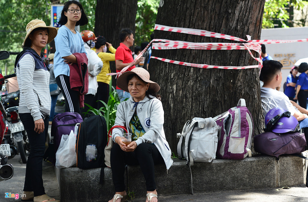 phu huynh ngu guc doi thi sinh thi hon 4 gio o sai gon