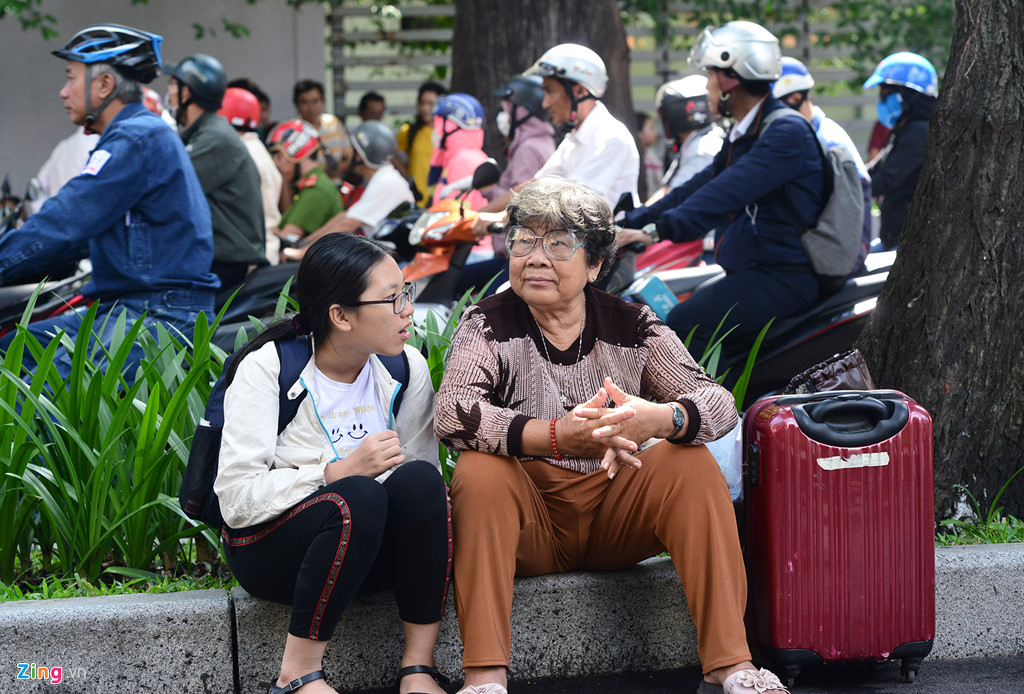 phu huynh ngu guc doi thi sinh thi hon 4 gio o sai gon