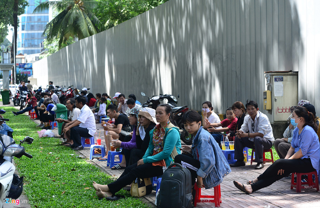 phu huynh ngu guc doi thi sinh thi hon 4 gio o sai gon