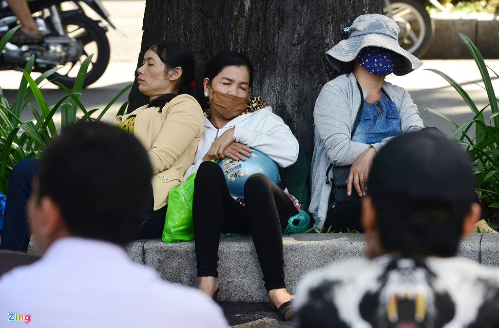 phu huynh ngu guc doi thi sinh thi hon 4 gio o sai gon