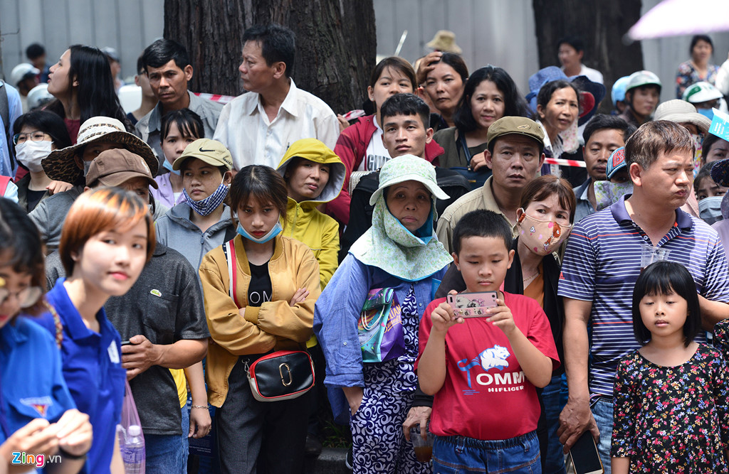 phu huynh ngu guc doi thi sinh thi hon 4 gio o sai gon