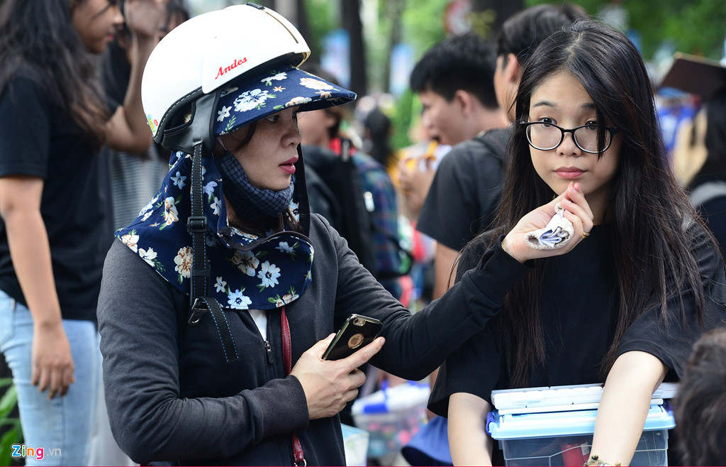 phu huynh ngu guc doi thi sinh thi hon 4 gio o sai gon