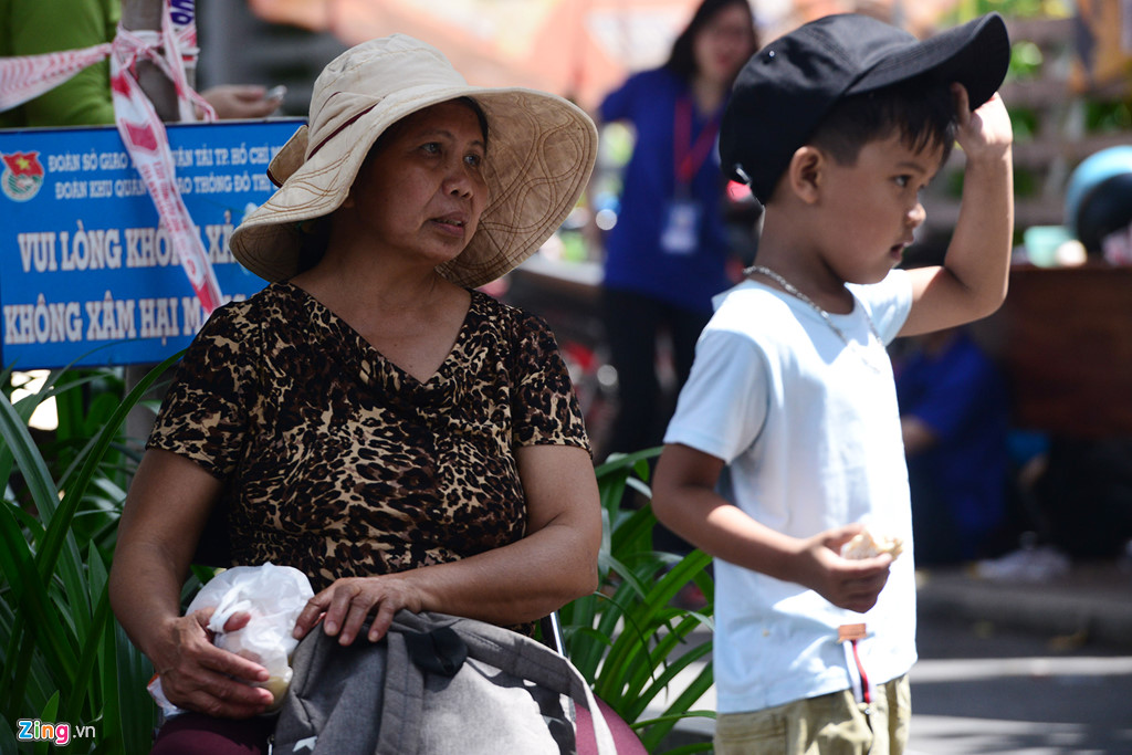 phu huynh ngu guc doi thi sinh thi hon 4 gio o sai gon
