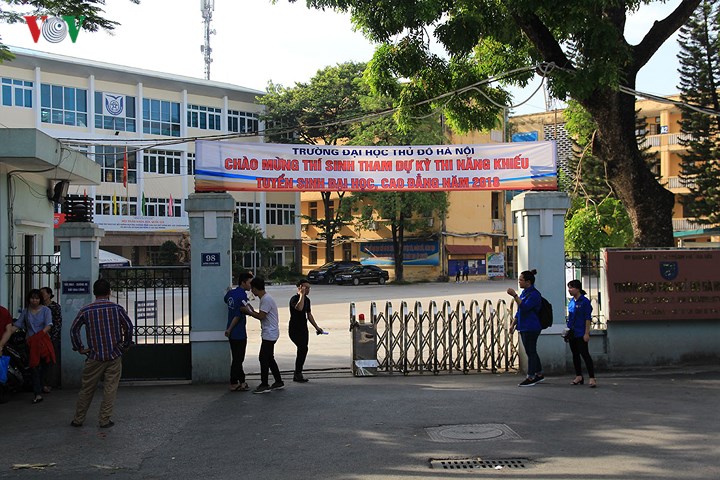 xem thi sinh su pham ha noi thi nang khieu duoi nang nong 40 do c