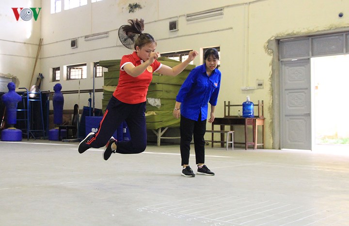 xem thi sinh su pham ha noi thi nang khieu duoi nang nong 40 do c