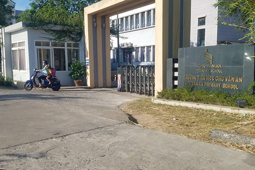 hieu truong ly giai viec buoc giao vien thong bao 60 thang truoc thoi viec