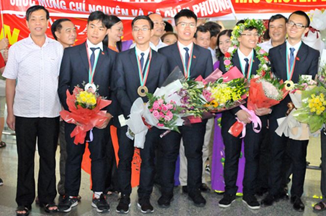 Rợp cờ hoa chào đón 'các cậu bé vàng' Olympic Vật lý, Hóa học 2018 rop co hoa chao don cac cau be vang olympic vat ly hoa hoc 2018