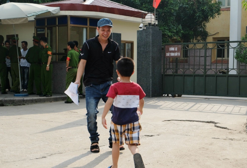 ngay ve xuc dong cua nhung pham nhan duoc giam an
