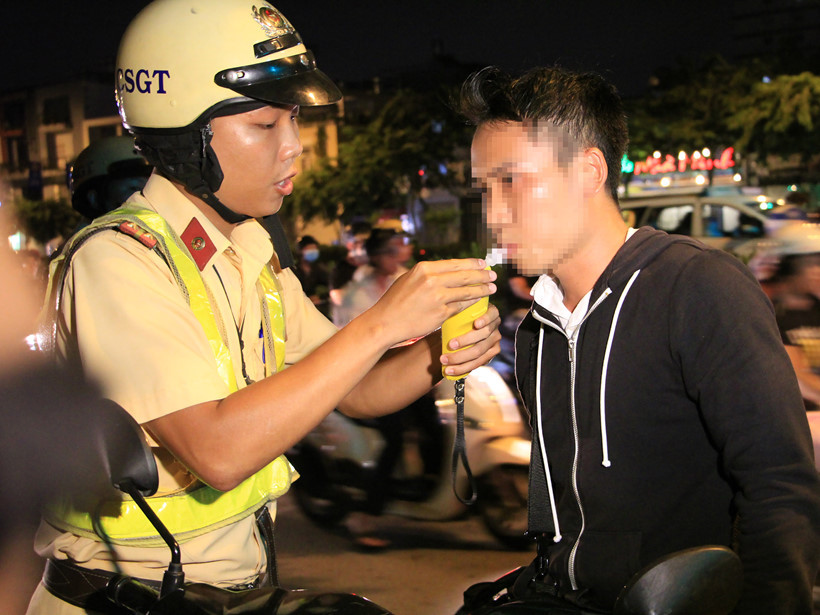 dan nhau sai gon cham mat csgt le nhe che ong thoi do ai kiem dinh