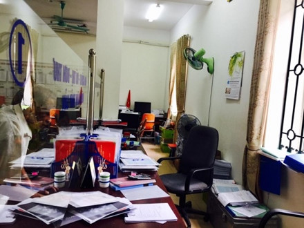 dan ha noi lai to bi can bo phuong hanh khi lam thu tuc