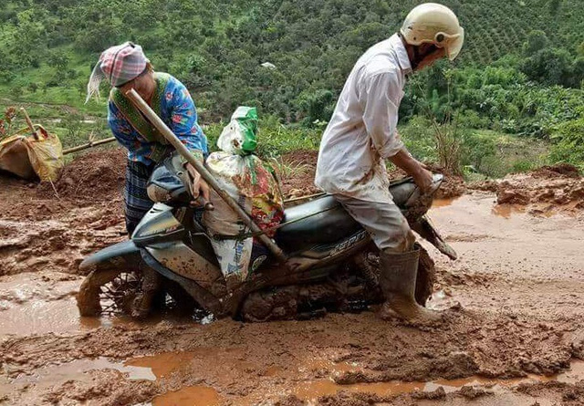 con chet ngat trong bung vi me khong the vuot bun lay di sinh con duong