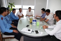nhieu nguoi lat taxi cuu tai xe khi bi o to khac tong lat nhao nhieu vong