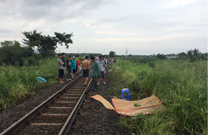 bi tau hoa tong chet khi deo tai nghe di bo tren duong tau