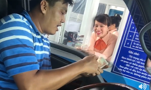 nhan vien tram thu phi cai lay tuoi cuoi khi tai xe dua boc tien le