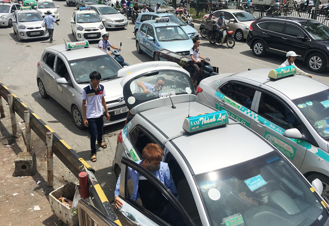 taxi quay cong benh vien dan hang bit duong xe cap cuu 45071