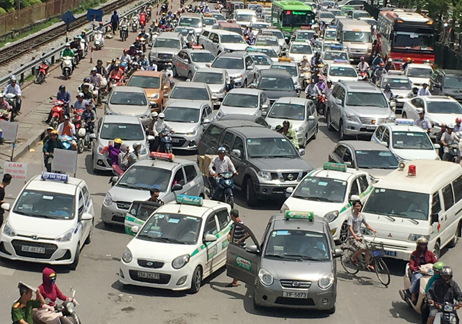 taxi quay cong benh vien dan hang bit duong xe cap cuu 45071
