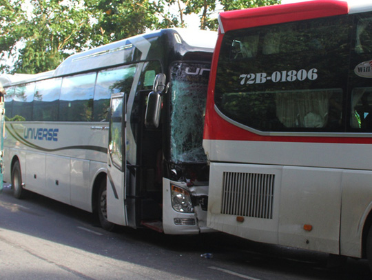 vu 2 xe khach tong tren deo bao loc khong phai xe mat thang