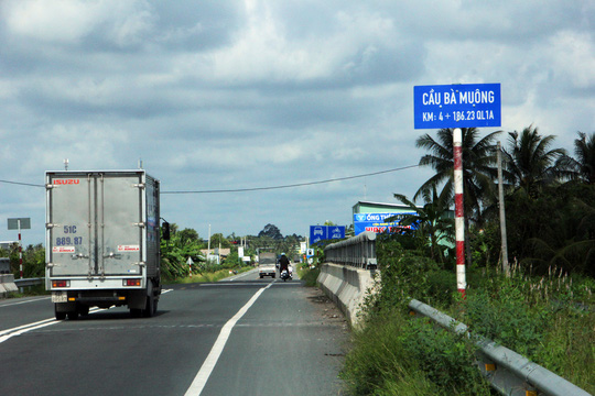 hai cay cau o duong tranh cai lay bien mat bi an