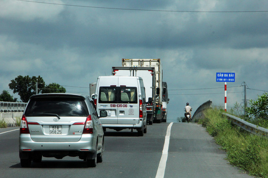 hai cay cau o duong tranh cai lay bien mat bi an