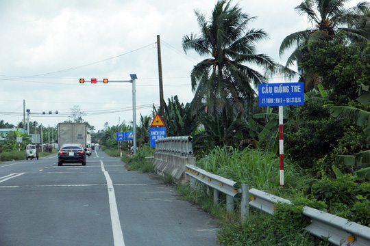 hai cay cau o duong tranh cai lay bien mat bi an