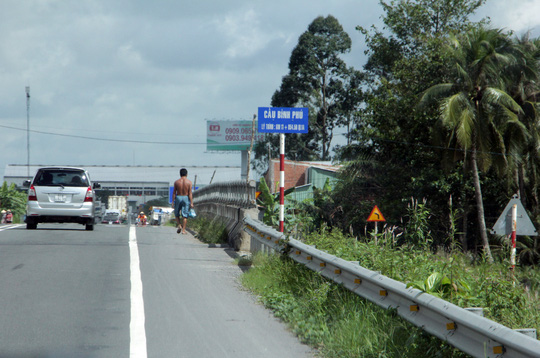 hai cay cau o duong tranh cai lay bien mat bi an
