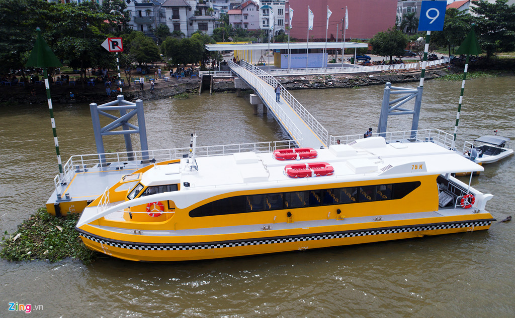 ben trong tau buyt song dau tien o sai gon