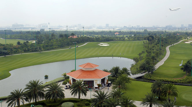 san sang ban giao san golf tan son nhat nhung phai boi thuong