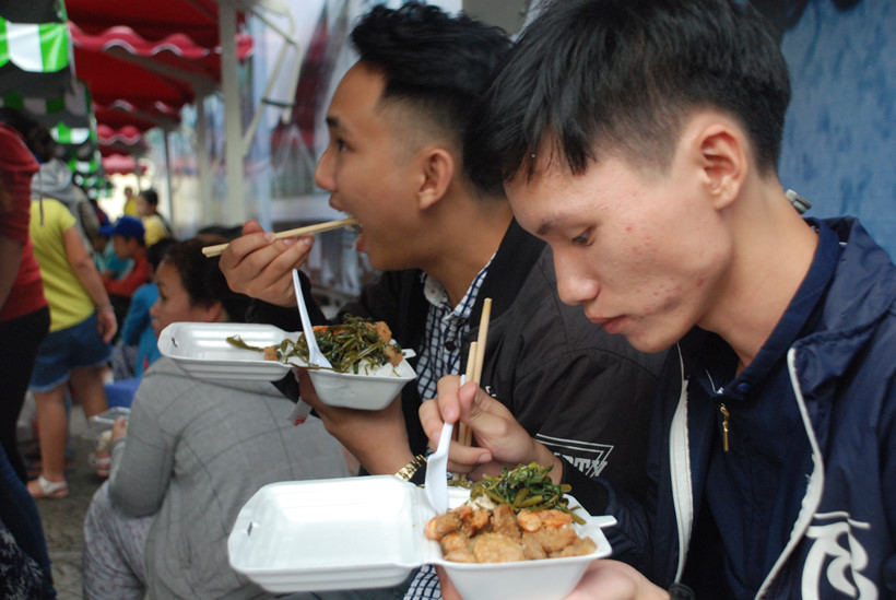 pho hang rong giua trung tam nguoi ban moi tay nguoi sai gon an ngon re