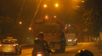 nguoi dan dung da tang chau hoa ngan xe tai bam nat duong