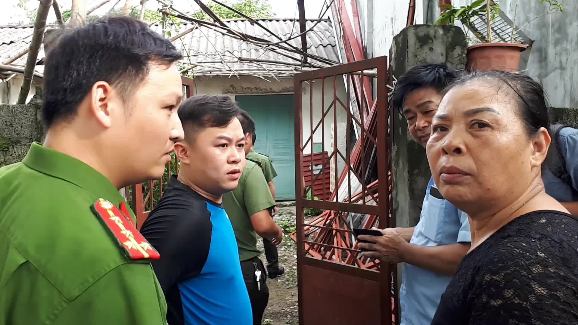 Vụ sai phạm điểm thi ở Hòa Bình: Cận cảnh công an khám nơi ở như bỏ hoang của Phó Hiệu trưởng bị khởi tố vu sai pham diem thi o hoa binh can canh cong an kham noi o nhu bo hoang cua pho hieu truong bi khoi to