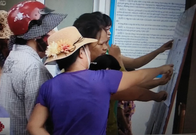 ha noi hang tram phu huynh bao vay cong truong vi phan tuyen