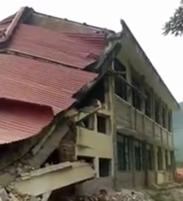 truong hoc dang tu sua bi sap nhieu nguoi may man thoat ra ngoai
