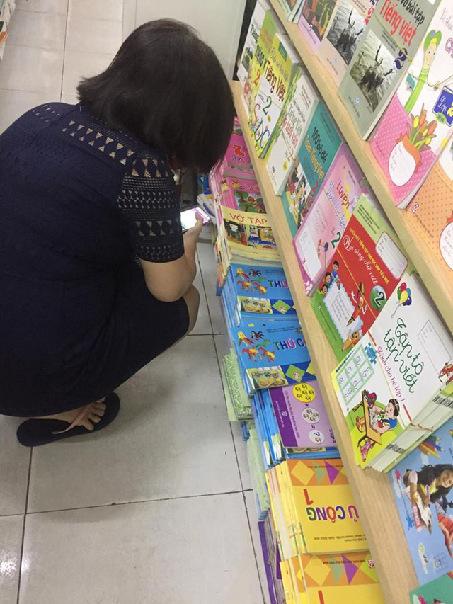 TPHCM: Phụ huynh chạy khắp thành phố đi 'vét' sách lớp 1 tphcm phu huynh chay khap thanh pho di vet sach lop 1