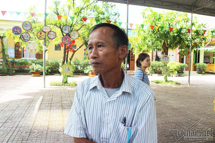 nhieu tre bi tu choi nhan hoc trong ngay tuu truong