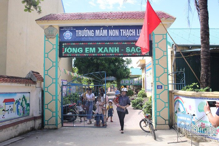 nhieu tre bi tu choi nhan hoc trong ngay tuu truong
