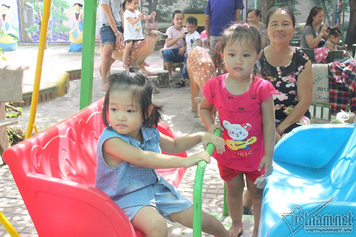 nhieu tre bi tu choi nhan hoc trong ngay tuu truong