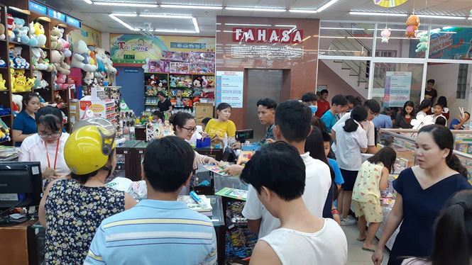 phu huynh nhao nhao tim sach cho con cac nha sach ket cung nguoi