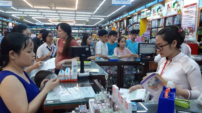 phu huynh nhao nhao tim sach cho con cac nha sach ket cung nguoi
