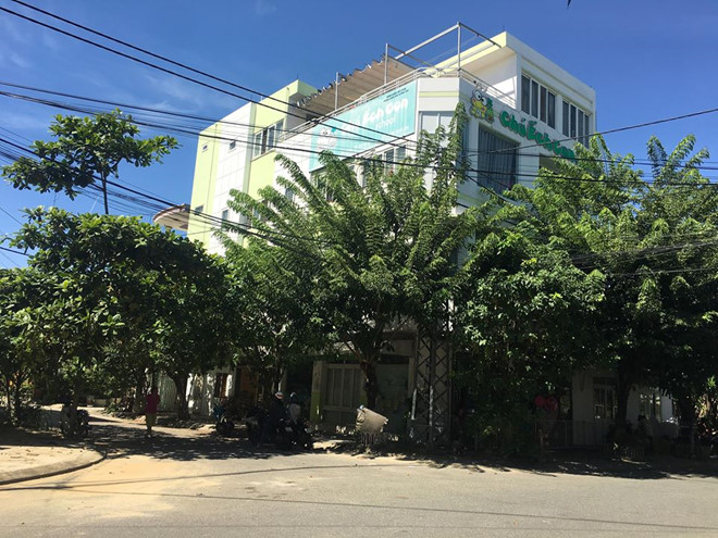 truong mam non bat ngo bi dong cua treo bien ban nha