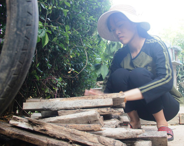 dau nganh bao chi nu sinh nha ngheo bon be noi lo