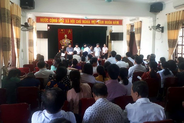 giao vien bat khoc tu choi nhan quyet dinh tu cap thcs xuong day tieu hoc
