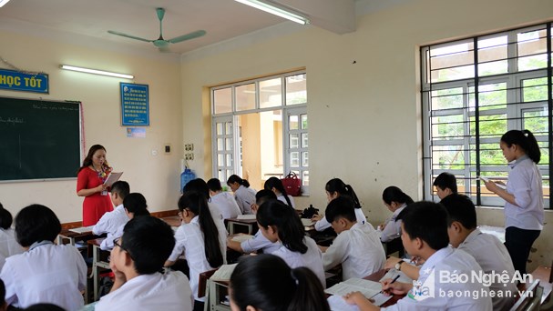 giao vien bat khoc tu choi nhan quyet dinh tu cap thcs xuong day tieu hoc