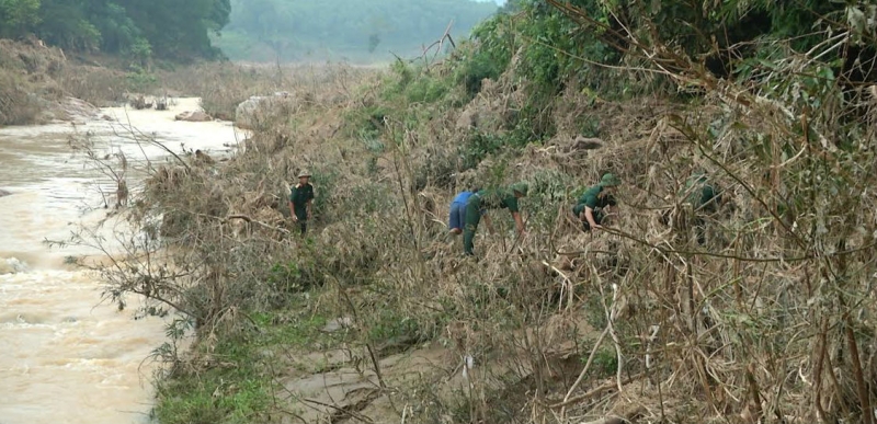 sat lo dat o nghe an thi the bi cuon 10km co nguoi mac tren ngon cay